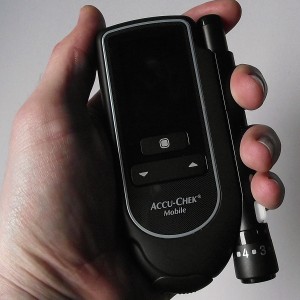 Foto des AccuChek Mobile in der Hand