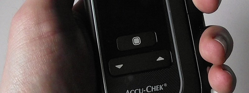 Foto des AccuChek Mobile in der Hand