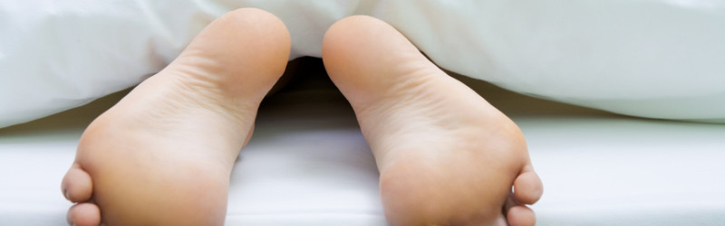 Diabetische Polyneuropathie - Foto von Füßen, die aus der Bettdecker herausragen