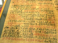 Foto des Papyrus Ebers in einem Museum