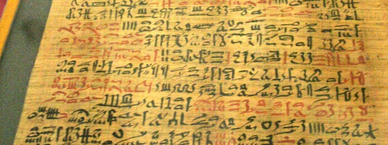 Foto des Papyrus Ebers in einem Museum